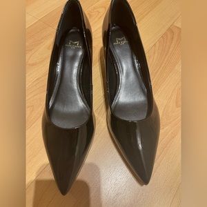 Pointed toe kitten heel shoes